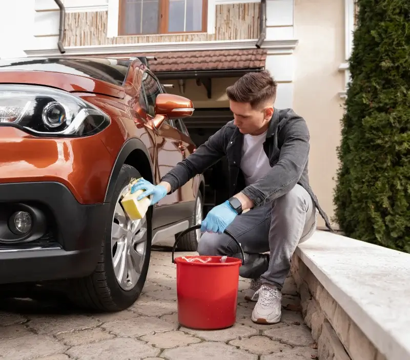 Lavage auto à domicile Alloue : professionnel intervenant sur un véhicule